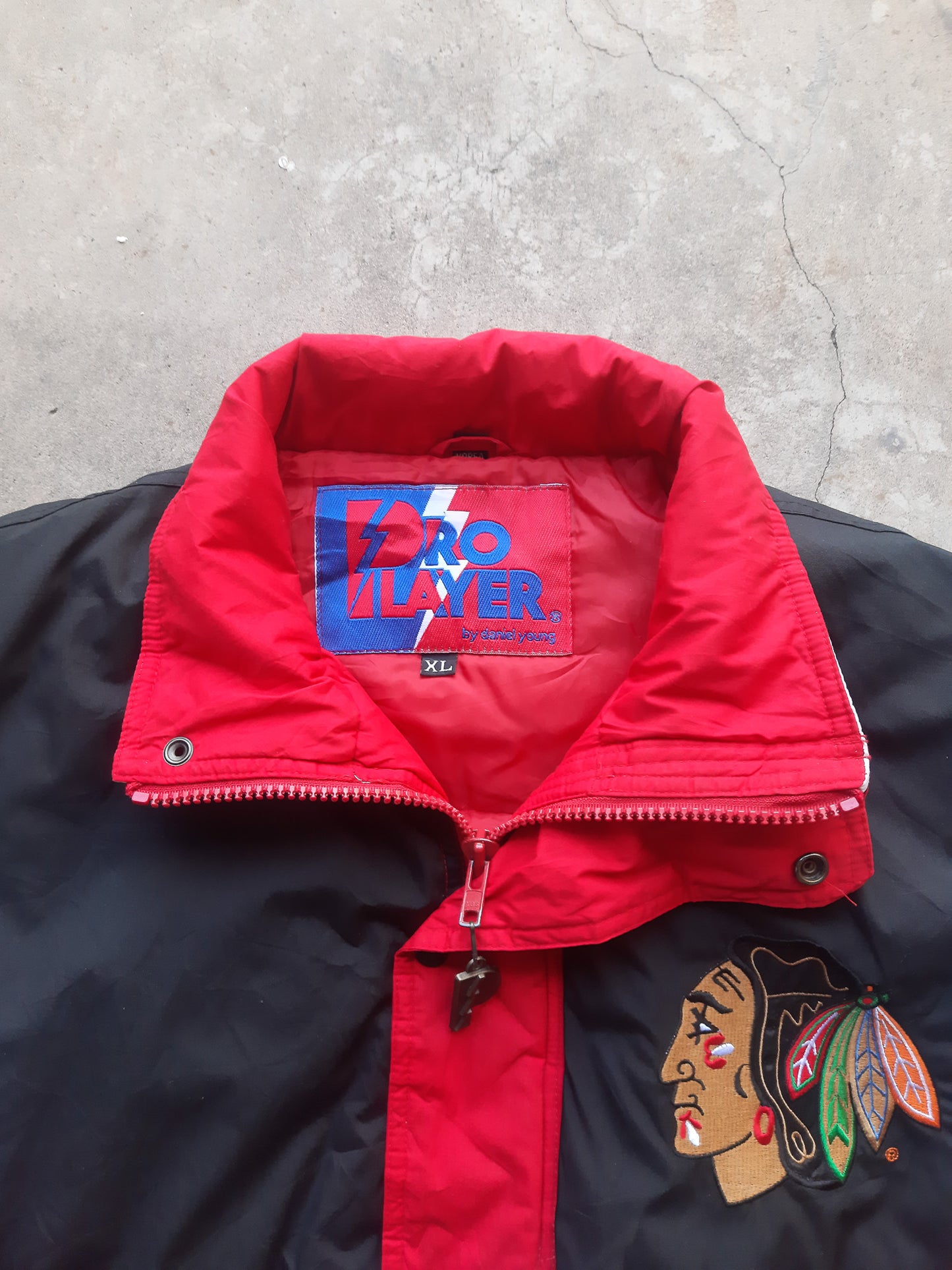 Vintage 90s Pro Player Chicago Blackhawks NHL Puffer Jacket (XL)