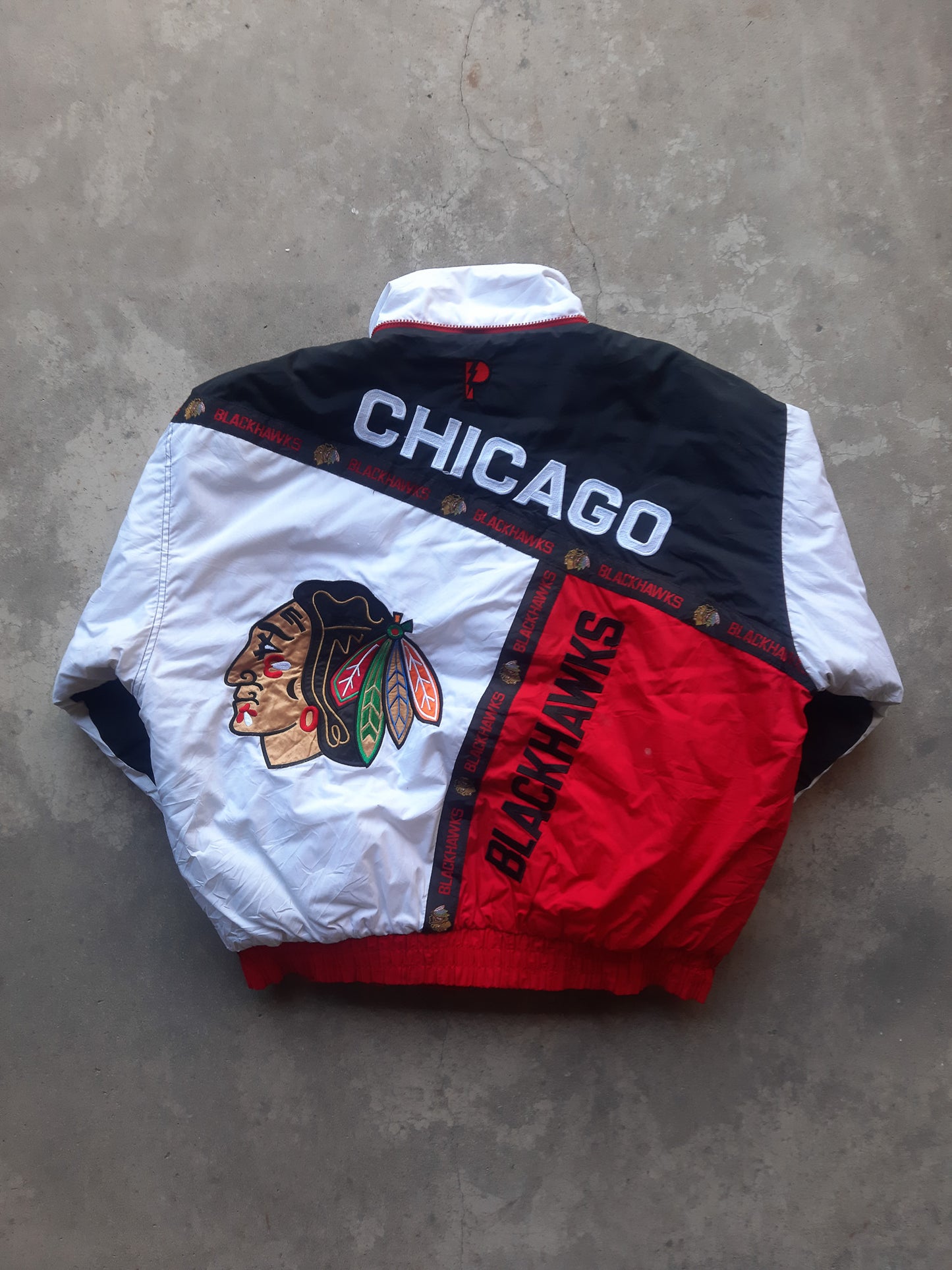 Vintage 90s Pro Player Chicago Blackhawks NHL Puffer Jacket (XL)