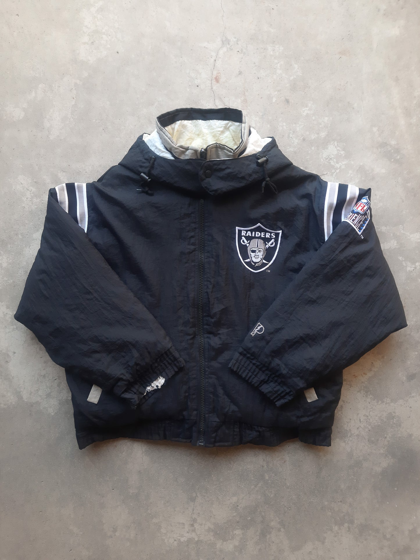 Vintage 90s Pro Player Oakland Raiders NFL Footlocker Exclusive Reversible Jacket (L)