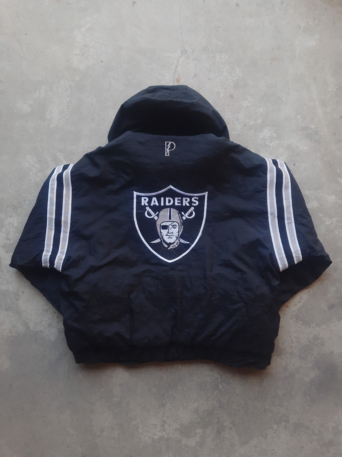 Vintage 90s Pro Player Oakland Raiders NFL Footlocker Exclusive Reversible Jacket (L)